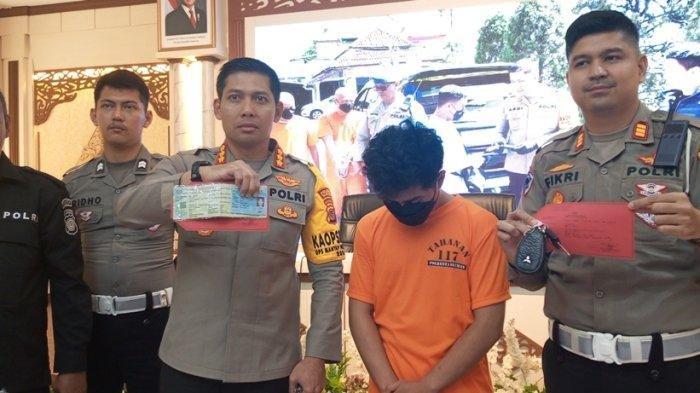 Mahasiswa di Sleman Oral Seks Sambil Nyetir Mobil Berujung Tabrak Lari Mahasiswa di Sleman Oral Seks Sambil Nyetir Mobil Berujung Tabrak Lari
