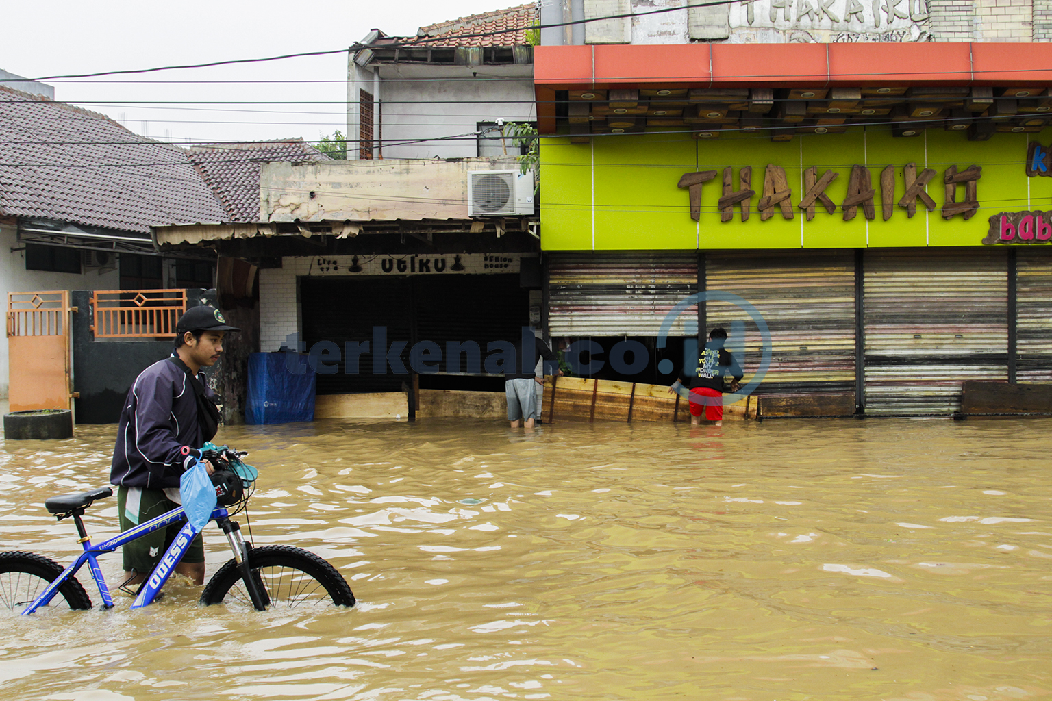 FOTO: Banjir di Jalan Raya Dayeuhkolot Kabupaten Bandung FOTO: Banjir di Jalan Raya Dayeuhkolot Kabupaten Bandung