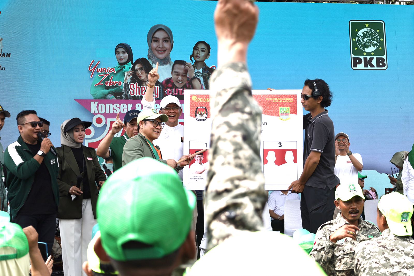 Cak Imin Bakar Semangat Menyala di Kabupaten Bekasi: Yakinkan Masyarakat Pilih Nomor 1 Cak Imin Bakar Semangat Menyala di Kabupaten Bekasi: Yakinkan Masyarakat Pilih Nomor 1