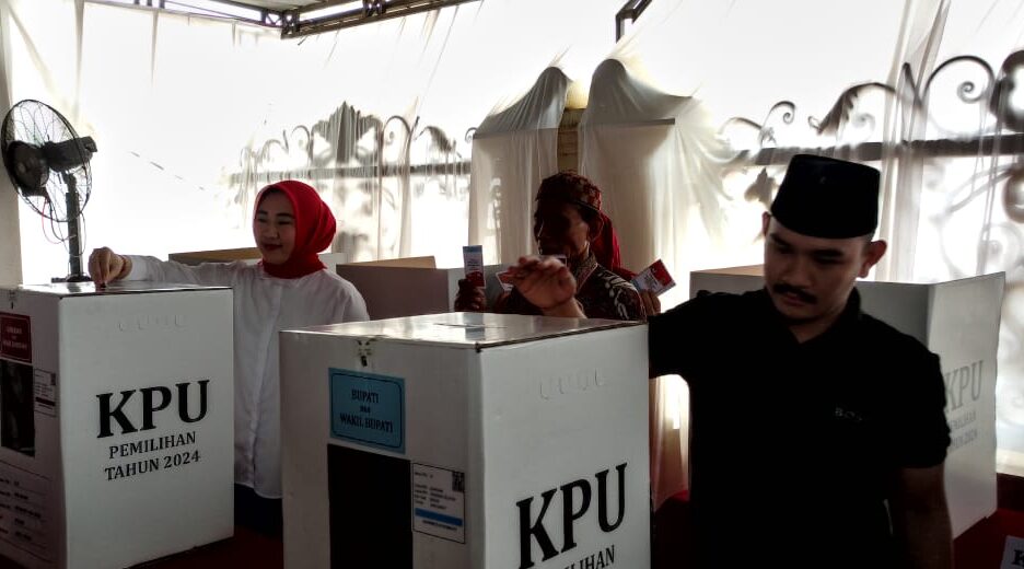 Ade Kuswara Kunang Bersama Sang Isteri Mencoblos di TPS 13 Cikarang Selatan Ade Kuswara Kunang Bersama Sang Isteri Mencoblos di TPS 13 Cikarang Selatan