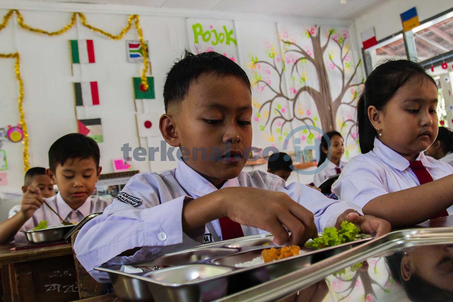 Anggota DPR Usul Anggaran Makan Bergizi Gratis Pakai Dana Cukai Rokok Anggota DPR Usul Anggaran Makan Bergizi Gratis Pakai Dana Cukai Rokok