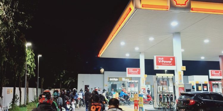Pom Bensin Shell Tiba-tiba Ramai Pembeli Pom Bensin Shell Tiba-tiba Ramai Pembeli