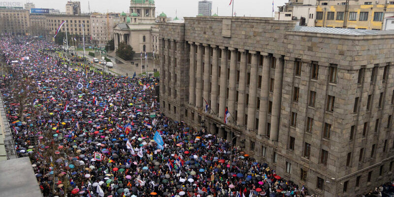 Aksi Demo Terbesar dalam Sejarah Serbia ‘Slogan-slogan anti-korupsi’ Aksi Demo Terbesar dalam Sejarah Serbia ‘Slogan-slogan anti-korupsi’