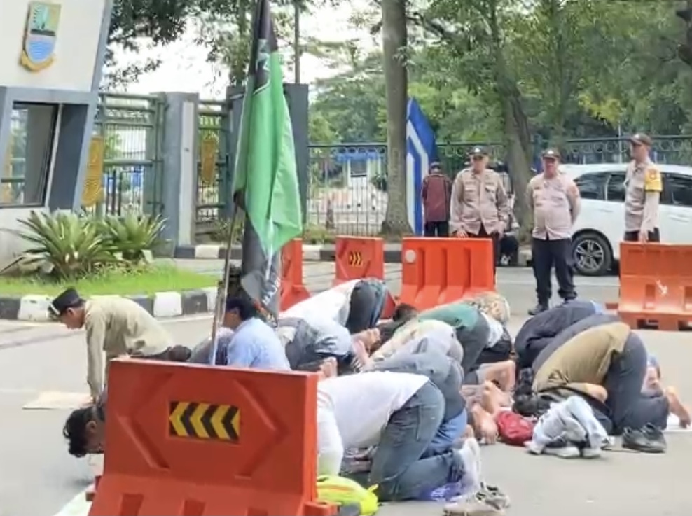 Ditengah Aksi Demontrasi Tuntut Bersihkan DPRD dari ‘Korupsi’ Kader HMI Kabupaten Bekasi Sholat Berjamaah Ditengah Aksi Demontrasi Tuntut Bersihkan DPRD dari ‘Korupsi’ Kader HMI Kabupaten Bekasi Sholat Berjamaah