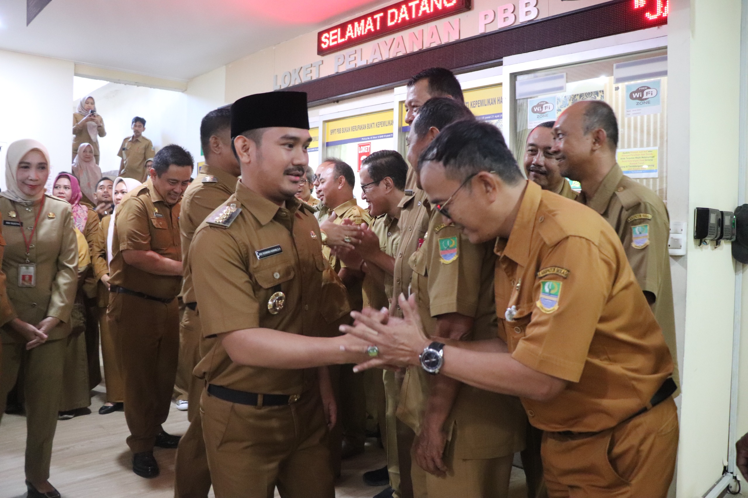 Bupati Bekasi Ade Kuswara Minta ASN Kurangi Rapat di Hotel dan Kungker ‘Efisiensi Anggaran’ Bupati Bekasi Ade Kuswara Minta ASN Kurangi Rapat di Hotel dan Kungker ‘Efisiensi Anggaran’