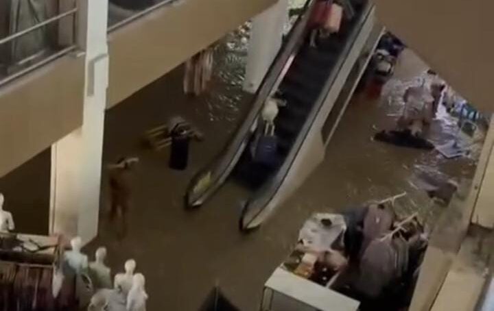 Banjir di Area Mega Bekasi Hypermall, Pegawai: Tiba-tiba Jam 9 Air Masuk Banjir di Area Mega Bekasi Hypermall, Pegawai: Tiba-tiba Jam 9 Air Masuk
