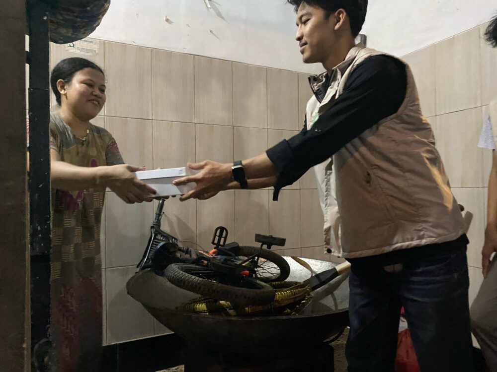 Lazismu Bantu Penyintas Banjir, Bagikan Ratusan Takjil dan Makanan Berbuka di Jakarta Lazismu Bantu Penyintas Banjir, Bagikan Ratusan Takjil dan Makanan Berbuka di Jakarta