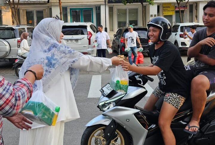 Tebar Kebaikan di Bulan Ramadan, YLC Peradi Cikarang Berbagi Takjil Didepan Kantor Budi Santoso SH & Partners Tebar Kebaikan di Bulan Ramadan, YLC Peradi Cikarang Berbagi Takjil Didepan Kantor Budi Santoso SH & Partners