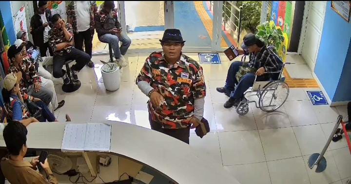 Aduh! Anggota Ormas Ngamuk di Kantor Dinkes Kabupaten Bekasi Aduh! Anggota Ormas Ngamuk di Kantor Dinkes Kabupaten Bekasi