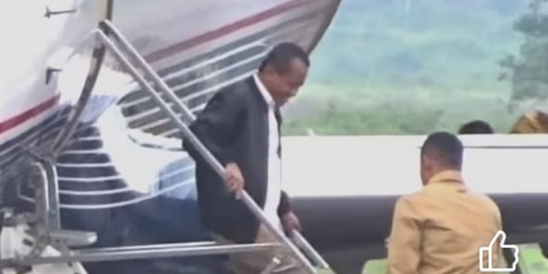Wow! Menteri Bahlil Lahadalia Turun dari Jet Pribadi Wow! Menteri Bahlil Lahadalia Turun dari Jet Pribadi