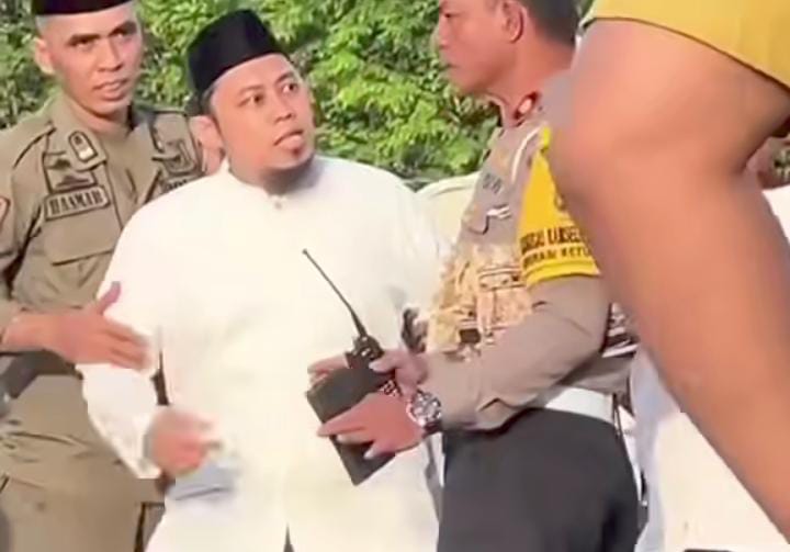 Waduh! Jamaah dan Satpol PP di Lapangan Karebosi Makassar Viral Waduh! Jamaah dan Satpol PP di Lapangan Karebosi Makassar Viral