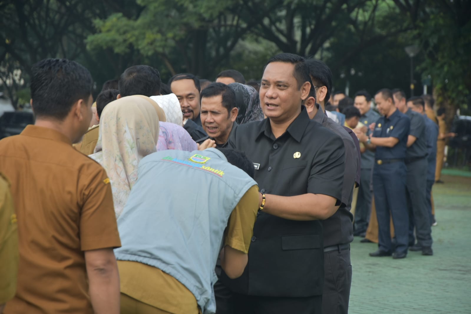 Asep Surya Atmaja Pimpin Apel Pagi ASN di Kabupaten Bekasi: Ade Kuswara Kunang Tidak Hadir Asep Surya Atmaja Pimpin Apel Pagi ASN di Kabupaten Bekasi: Ade Kuswara Kunang Tidak Hadir