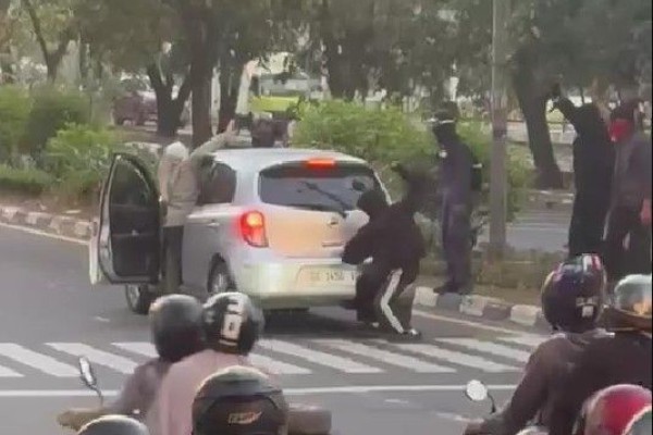 Polisi Selidiki Dugaan Perusakan Mobil oleh Massa saat Demo Hari Buruh di Makassar Polisi Selidiki Dugaan Perusakan Mobil oleh Massa saat Demo Hari Buruh di Makassar