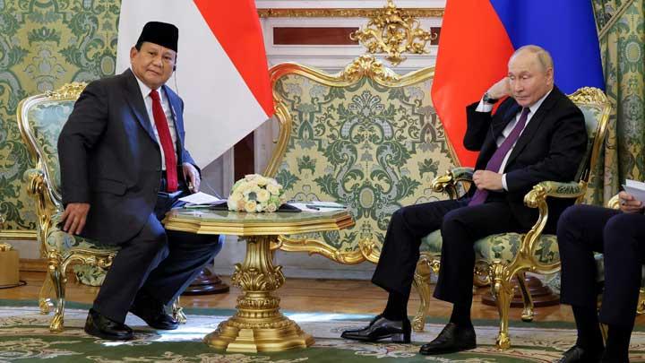 Prabowo Subianto Serahkan Miniatur Garuda dan Keris Bali sebagai Cinderamata untuk Putin Prabowo Subianto Serahkan Miniatur Garuda dan Keris Bali sebagai Cinderamata untuk Putin