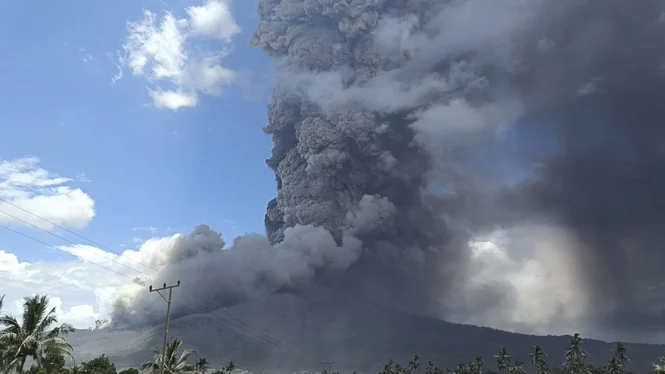 Gunung Lewotobi Laki-Laki Meletus, Maskapai Batalkan Puluhan Penerbangan Bali Gunung Lewotobi Laki-Laki Meletus, Maskapai Batalkan Puluhan Penerbangan Bali
