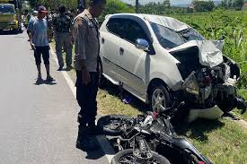 Minibus Rombongan Siswa SD Tabrak Kios dan Motor di Gunungkidul, Dua Orang Terluka Minibus Rombongan Siswa SD Tabrak Kios dan Motor di Gunungkidul, Dua Orang Terluka